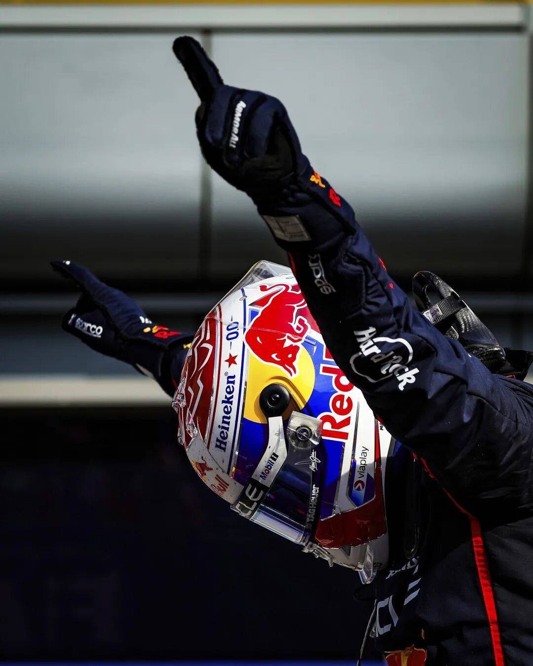 红牛二队翻盘哈斯车队，皮亚斯特里统治全场