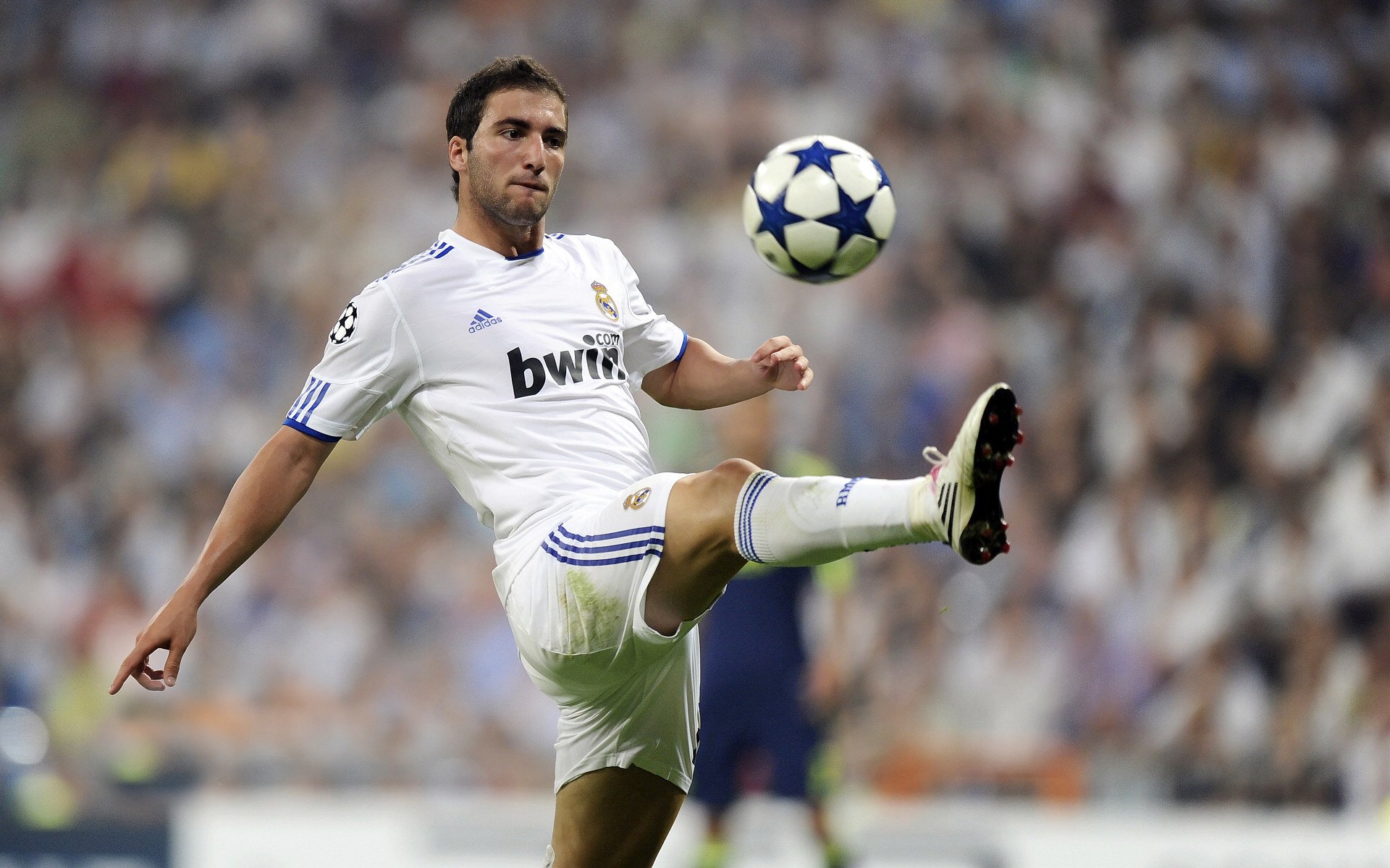 欧文独揽乾坤,湖人力克篮网赢得年度焦点之战